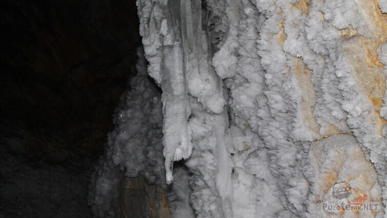 Ледяные узоры на стенах пещеры