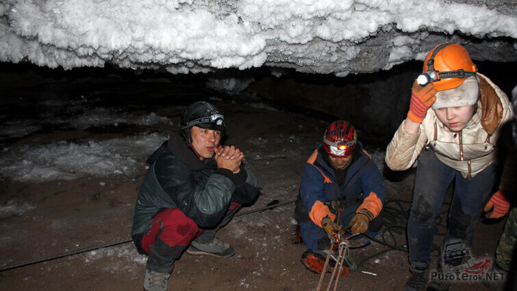 Туристы на привале под сводами пещеры