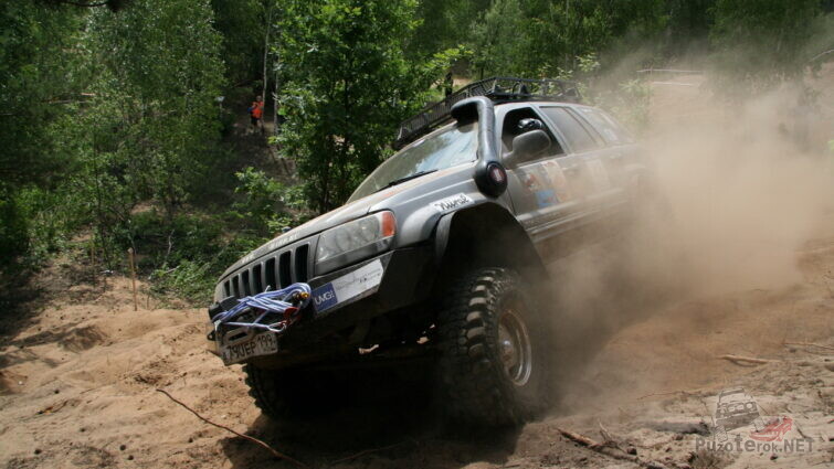 Дрифт Jeep Cherokee в песках