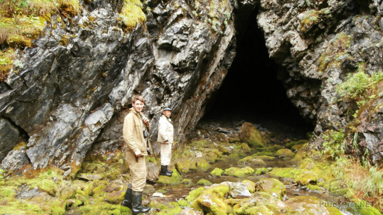 Двое мужчин перед входом в пещеру Лысанская
