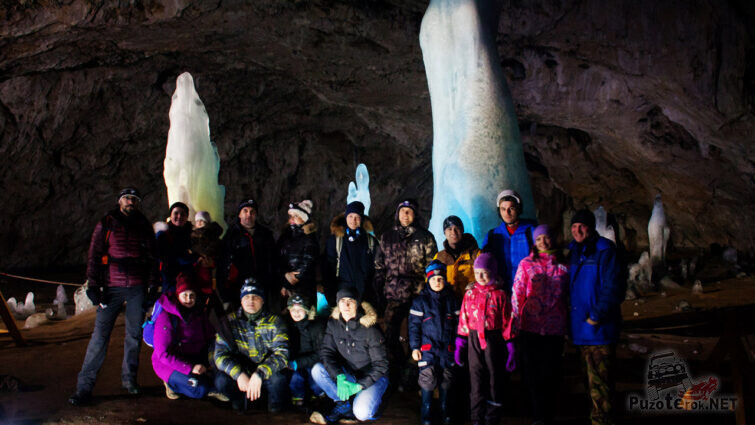 Группа туристов в ледяной Аскинской пещере
