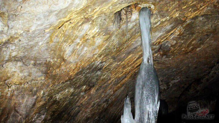 Ледяная колонна в карстовой пещере