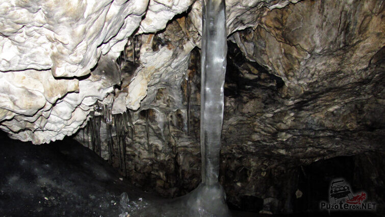 Потолок ледяной пещеры