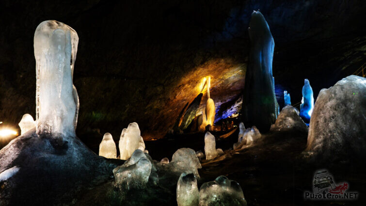 Причудливые ледяные фигуры в вечно-холодной пещере