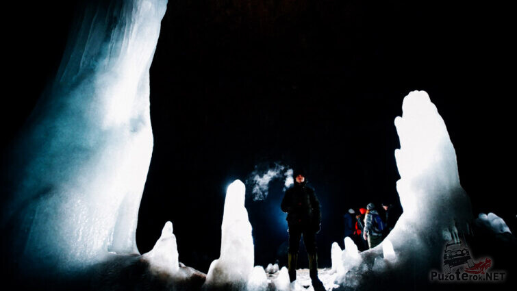 Турист в благоустроенном ледяном гроте