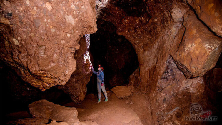 Туристка любуется стенами пещеры Большая Орешная
