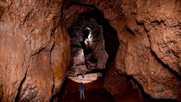 Туристка посреди пещеры