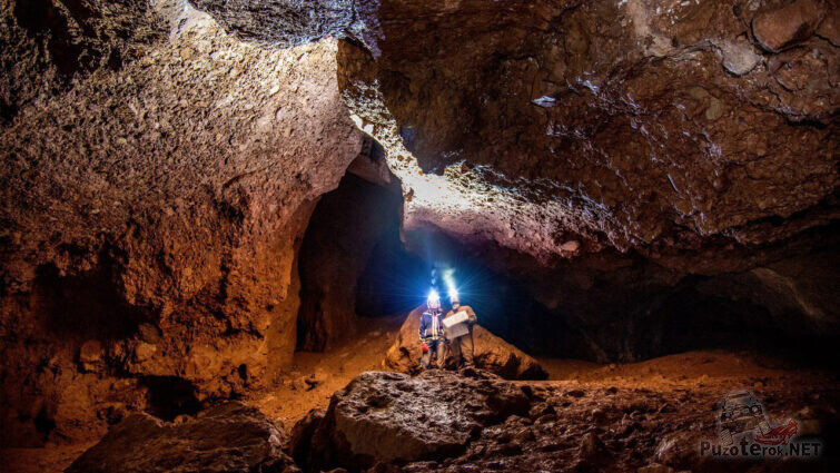 Туристы в крупнейшей конгломератовой пещере